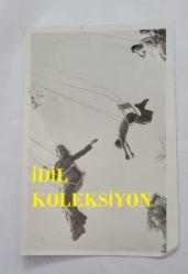 HÜLYA KOÇYİĞİT'İN KARDEŞİ NİLÜFER KOÇYİĞİT'İN ORİJİNAL 2'Lİ FOTOĞRAF SETİ - 18 x 12 cm EBADINDA - NİLÜFER KOÇYİĞİT, LUNAPARKTA EĞLENİRKEN ÇEKİLMİŞ 2 FARKLI KARE