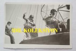 HÜLYA KOÇYİĞİT'İN KARDEŞİ NİLÜFER KOÇYİĞİT'İN ORİJİNAL 2'Lİ FOTOĞRAF SETİ - 18 x 12 cm EBADINDA - NİLÜFER KOÇYİĞİT, LUNAPARKTA EĞLENİRKEN ÇEKİLMİŞ 2 FARKLI KARE