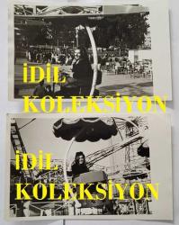 HÜLYA KOÇYİĞİT'İN KARDEŞİ NİLÜFER KOÇYİĞİT'İN ORİJİNAL 2'Lİ FOTOĞRAF SETİ - 18 x 12 cm EBADINDA - NİLÜFER KOÇYİĞİT, LUNAPARKTA EĞLENİRKEN ÇEKİLMİŞ 2 FARKLI KARE