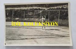 HÜLYA KOÇYİĞİT'İN KARDEŞİ NİLÜFER KOÇYİĞİT'İN ORİJİNAL 5'Lİ FOTOĞRAF SETİ - 18 x 12 cm EBADINDA - NİLÜFER KOÇYİĞİT, TENİS KORTUNDA TENİS OYNADIĞI ANLARDA ÇEKİLMİŞ 5'Lİ FOTOĞRAFI