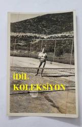 HÜLYA KOÇYİĞİT'İN KARDEŞİ NİLÜFER KOÇYİĞİT'İN ORİJİNAL 5'Lİ FOTOĞRAF SETİ - 18 x 12 cm EBADINDA - NİLÜFER KOÇYİĞİT, TENİS KORTUNDA TENİS OYNADIĞI ANLARDA ÇEKİLMİŞ 5'Lİ FOTOĞRAFI