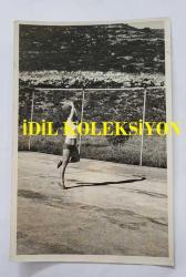 HÜLYA KOÇYİĞİT'İN KARDEŞİ NİLÜFER KOÇYİĞİT'İN ORİJİNAL 5'Lİ FOTOĞRAF SETİ - 18 x 12 cm EBADINDA - NİLÜFER KOÇYİĞİT, TENİS KORTUNDA TENİS OYNADIĞI ANLARDA ÇEKİLMİŞ 5'Lİ FOTOĞRAFI