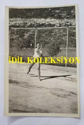 HÜLYA KOÇYİĞİT'İN KARDEŞİ NİLÜFER KOÇYİĞİT'İN ORİJİNAL 5'Lİ FOTOĞRAF SETİ - 18 x 12 cm EBADINDA - NİLÜFER KOÇYİĞİT, TENİS KORTUNDA TENİS OYNADIĞI ANLARDA ÇEKİLMİŞ 5'Lİ FOTOĞRAFI