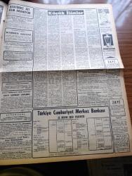 Zafer Gazetesi - Turkish Newspaper - 18 Nisan 1958 - Başvekilimiz Adnan Menderes yarın uzakdoğuya hareket ediyor - Londra Kıbrıs Türktür cemiyeti Merkez Başkanı Necati Sager ve Kıbrıs Türk kültür derneği Genel Başkanı Mehmet Ertuğruloğlu basın toplantısı yaptı fotoğraf - Ayşe Köymen Teksas Fahri hemşehrisi oldu - Türk İş Kongresi dün sona erdi - Devlet demiryolları sinyalizasyon istasyonları kuruyor - Doktor Cemal Kiper işçi sigortaları kurumu umum müdürü oldu - Amerika Rusya üstünlük savaşı yazan Seyfi Kurtbek - Mustafa Akdağ Profesör oldu - Ayrancı barajı doluyor fotoğraf - Radyo ve haberler yazan Hikmet Münir Ebcioğlu - Ramazan musahabeleri yazan Ragıp Akyavaş - Misket yazan Münir Müeyyet Bekman yazı dizisi - NATO'nun savunma gücü artırılacak - İzmir'de yapılan at yarışları - Demokrat Parti İstanbul il başkanı Dr Cemil Bengü'nün vefatı - Atatürk'e ait film aranıyor - Mardin gecesi - serbest güreş seçmeleri sona erdi - siyasal bilgiler fakültesinde inek Bayramı hazırlığı - Fenerbahçe