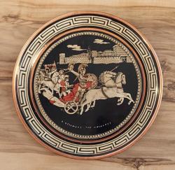 Yunanistan, Antika Bakır Tabak/Yunan Mitolojisi Temalı. Truva Savaşı'ndan Bir Sahneyi Tasvir Ediyor. Karakterler: Aşil ve Hektor, Truva Savaşı'ndaki Rolleriyle Bilinen Yunan Mitolojisinin Önemli Figürleridir. Klasik Yunan Bordürüne ve Antik Yunan Sanatının Tipik Renk Paletine Sahip Siyah, Kırmızı ve Beyazdan Oluşur. Bakırdan Yapılmış Olup, El Yapımı ve Boyamasıdır. 2000'ler. Dekoratif Bir Duvar Tabağı Olarak Kullanılabilir. Made in Greece-No:18, (18 cm)