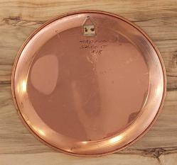 Yunanistan, Antika Bakır Tabak/Yunan Mitolojisi Temalı. Truva Savaşı'ndan Bir Sahneyi Tasvir Ediyor. Karakterler: Aşil ve Hektor, Truva Savaşı'ndaki Rolleriyle Bilinen Yunan Mitolojisinin Önemli Figürleridir. Klasik Yunan Bordürüne ve Antik Yunan Sanatının Tipik Renk Paletine Sahip Siyah, Kırmızı ve Beyazdan Oluşur. Bakırdan Yapılmış Olup, El Yapımı ve Boyamasıdır. 2000'ler. Dekoratif Bir Duvar Tabağı Olarak Kullanılabilir. Made in Greece-No:18, (18 cm)