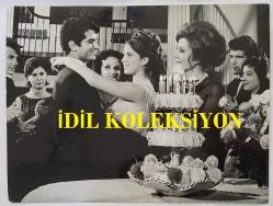 HÜLYA KOÇYİĞİT'İN KARDEŞİ NİLÜFER KOÇYİĞİT'İN ORİJİNAL BÜYÜK BOY FOTOĞRAFI - 24 x 18 cm EBADINDA - NİLÜFER KOÇYİĞİT, ''HAYATIMIN KADINI (1966)'' ADLI FİMDE EROL TEZEREN'LE DANS EDERKEN