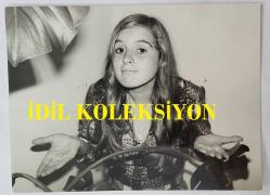 HÜLYA KOÇYİĞİT'İN KARDEŞİ NİLÜFER KOÇYİĞİT'İN ORİJİNAL FOTOĞRAFI - 16 x 11,5 cm EBADINDA - NİLÜFER KOÇYİĞİT, ELLERİNİ AÇIP POZ VERİRKEN ÇEKİLMİŞ NET KALİTEDE BİR FOTOĞRAF