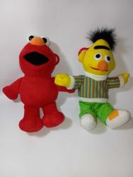 1997 yılından susam sokağı oyuncakları Çok iyi durumda 25 cm boy 2 si beraber gonderilecektir