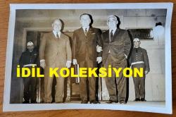 TÜRK HEKİM ve SİYASETÇİ, 1968-1973 İSTANBUL BELEDİYE BAŞKANI DOKTOR FAHRİ ATABEY'İN ORİJİNAL FOTOĞRAFI - 18 x 12 cm EBADINDA - DR. FAHRİ ATABEY, BAŞBAKANLIK BİNASI GİRİŞİNDE HATIRA POZU VERİRKEN ÇEKİLMİŞ BİR KARE