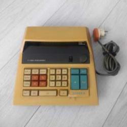 Singer marka elektrikli Eski Tip Muhasebe hesap makinesi.