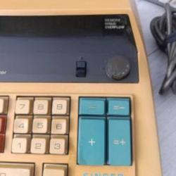 Singer marka elektrikli Eski Tip Muhasebe hesap makinesi.