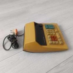 Singer marka elektrikli Eski Tip Muhasebe hesap makinesi.