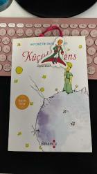 KÜÇÜK PRENS - ORJİNAL DİLDEN TAM ÇEVİRİ - ANTOINE DE SAINT _ EXUPÉRY - KOKULU KİTAP AYRICA AYRACININ UCUNDA KÜÇÜK BİR PRENS BİBLOSU VAR - YAKAMOZ YAYINLARI 15. BASIM 2016