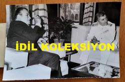 TÜRK HEKİM ve SİYASETÇİ, 1968-1973 İSTANBUL BELEDİYE BAŞKANI DOKTOR FAHRİ ATABEY'İN ORİJİNAL FOTOĞRAFI - 18 x 12 cm EBADINDA - DR. FAHRİ ATABEY, DENİZ EĞİTİM SAHA KOMUTANI TÜMAMİRAL SİNA ÖZDOĞAN İLE ŞEHİR MESELELERİ ve ADALARIN SU DURUMUYLA İLGİLİ KONUŞURKEN ÇEKİLMİŞ BİR KARE