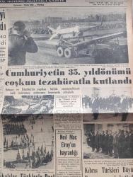 Yeni İstanbul Gazetesi - Turkish Newspaper - 30 Ekim 1958 - haftalar yazan Habib Edib Törehan Başmakale - Cumhuriyetin 35. yıldönümü coşkun tezahüratla kutlandı - Taksim meydanı'ndaki geçit resminden bir görünüş - Ankara hipodromunda ay yıldızlı Honest John isimli füzelerden birinin geçişi fotoğraf - Celal Bayar Refik Koraltan ve Adnan Menderes Anıtkabir'de fotoğraf - İsmet İnönü ve CHP grubu Anıtkabir'de saygı duruşunda fotoğraf - milli maç için Sulhi Garan bükreşe hareket etti - Boris Pasternak Nobel mükafatını redde zorlandı - Amerika Savunma Bakanı Neil Mac Elroy Amerikalılar Türklerle dost olduğumuz için iftar ediyoruz dedi - Milli piyango'nun 29 Ekim çekilişinde kazananlar - dünden bugüne bugünden yarına yazan Refik Halit Karay - Rossana Podesta ve harikulade fiziği fotoğraf - İstanbul eğlence yerleri - Penisilinin XXX. Yılı - milli takımın kalesini bükreş'te Turgay Şeren koruyacak - takımın kaptanı Lefter Küçükandonyadis fotoğraf - Milli takımın Belçika ile berabere kaldığı maç