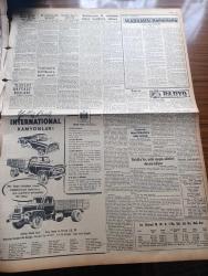 Yeni İstanbul Gazetesi - Turkish Newspaper - 30 Ekim 1958 - haftalar yazan Habib Edib Törehan Başmakale - Cumhuriyetin 35. yıldönümü coşkun tezahüratla kutlandı - Taksim meydanı'ndaki geçit resminden bir görünüş - Ankara hipodromunda ay yıldızlı Honest John isimli füzelerden birinin geçişi fotoğraf - Celal Bayar Refik Koraltan ve Adnan Menderes Anıtkabir'de fotoğraf - İsmet İnönü ve CHP grubu Anıtkabir'de saygı duruşunda fotoğraf - milli maç için Sulhi Garan bükreşe hareket etti - Boris Pasternak Nobel mükafatını redde zorlandı - Amerika Savunma Bakanı Neil Mac Elroy Amerikalılar Türklerle dost olduğumuz için iftar ediyoruz dedi - Milli piyango'nun 29 Ekim çekilişinde kazananlar - dünden bugüne bugünden yarına yazan Refik Halit Karay - Rossana Podesta ve harikulade fiziği fotoğraf - İstanbul eğlence yerleri - Penisilinin XXX. Yılı - milli takımın kalesini bükreş'te Turgay Şeren koruyacak - takımın kaptanı Lefter Küçükandonyadis fotoğraf - Milli takımın Belçika ile berabere kaldığı maç