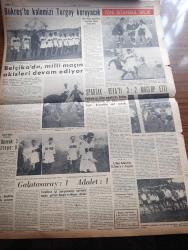 Yeni İstanbul Gazetesi - Turkish Newspaper - 30 Ekim 1958 - haftalar yazan Habib Edib Törehan Başmakale - Cumhuriyetin 35. yıldönümü coşkun tezahüratla kutlandı - Taksim meydanı'ndaki geçit resminden bir görünüş - Ankara hipodromunda ay yıldızlı Honest John isimli füzelerden birinin geçişi fotoğraf - Celal Bayar Refik Koraltan ve Adnan Menderes Anıtkabir'de fotoğraf - İsmet İnönü ve CHP grubu Anıtkabir'de saygı duruşunda fotoğraf - milli maç için Sulhi Garan bükreşe hareket etti - Boris Pasternak Nobel mükafatını redde zorlandı - Amerika Savunma Bakanı Neil Mac Elroy Amerikalılar Türklerle dost olduğumuz için iftar ediyoruz dedi - Milli piyango'nun 29 Ekim çekilişinde kazananlar - dünden bugüne bugünden yarına yazan Refik Halit Karay - Rossana Podesta ve harikulade fiziği fotoğraf - İstanbul eğlence yerleri - Penisilinin XXX. Yılı - milli takımın kalesini bükreş'te Turgay Şeren koruyacak - takımın kaptanı Lefter Küçükandonyadis fotoğraf - Milli takımın Belçika ile berabere kaldığı maç