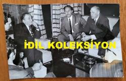 TÜRK HEKİM ve SİYASETÇİ, 1968-1973 İSTANBUL BELEDİYE BAŞKANI DOKTOR FAHRİ ATABEY'İN ORİJİNAL FOTOĞRAFI - 18 x 12 cm EBADINDA - DR. FAHRİ ATABEY, SOVYETLER BİRLİĞİ DIŞ İLİŞKİLER BAKAN YARDIMCILARINDAN M. KULEV ve MİTRİKOV'LA YAPTIĞI GÖRÜŞMEDE İSTANBUL METROSU PROJESİNDEN BAHSEDERKEN ÇEKİLMİŞ BİR KARE. 12 NİSAN 1971 PAZARTESİ