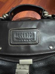 RECENTOR Gerçek Deri Evrak Çantası Recentor marka, tamamen gerçek deriden üretilmiş büyük boy evrak / doktor çantası. Sağlam üst taşıma kolu, metal kilit mekanizması ve geniş iç hacmiyle iş, evrak ve laptop taşımak için idealdir. Gerçek deri yüzeyi kaliteli, ağır ve dayanıklı bir yapı sunar. Temiz ve iyi durumdadır. Marka: Recentor Malzeme: %100 Gerçek Deri Renk: Siyah Model: Doktor çantası / evrak Anahtarı ve Askı kayışı yok