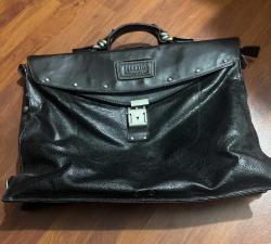 RECENTOR Gerçek Deri Evrak Çantası Recentor marka, tamamen gerçek deriden üretilmiş büyük boy evrak / doktor çantası. Sağlam üst taşıma kolu, metal kilit mekanizması ve geniş iç hacmiyle iş, evrak ve laptop taşımak için idealdir. Gerçek deri yüzeyi kaliteli, ağır ve dayanıklı bir yapı sunar. Temiz ve iyi durumdadır. Marka: Recentor Malzeme: %100 Gerçek Deri Renk: Siyah Model: Doktor çantası / evrak Anahtarı ve Askı kayışı yok