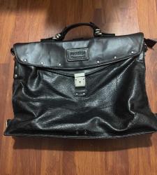 RECENTOR Gerçek Deri Evrak Çantası Recentor marka, tamamen gerçek deriden üretilmiş büyük boy evrak / doktor çantası. Sağlam üst taşıma kolu, metal kilit mekanizması ve geniş iç hacmiyle iş, evrak ve laptop taşımak için idealdir. Gerçek deri yüzeyi kaliteli, ağır ve dayanıklı bir yapı sunar. Temiz ve iyi durumdadır. Marka: Recentor Malzeme: %100 Gerçek Deri Renk: Siyah Model: Doktor çantası / evrak Anahtarı ve Askı kayışı yok