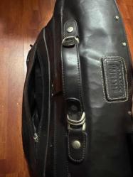 RECENTOR Gerçek Deri Evrak Çantası Recentor marka, tamamen gerçek deriden üretilmiş büyük boy evrak / doktor çantası. Sağlam üst taşıma kolu, metal kilit mekanizması ve geniş iç hacmiyle iş, evrak ve laptop taşımak için idealdir. Gerçek deri yüzeyi kaliteli, ağır ve dayanıklı bir yapı sunar. Temiz ve iyi durumdadır. Marka: Recentor Malzeme: %100 Gerçek Deri Renk: Siyah Model: Doktor çantası / evrak Anahtarı ve Askı kayışı yok