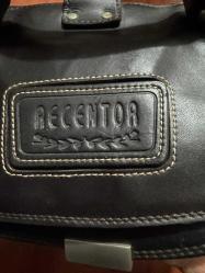 RECENTOR Gerçek Deri Evrak Çantası Recentor marka, tamamen gerçek deriden üretilmiş büyük boy evrak / doktor çantası. Sağlam üst taşıma kolu, metal kilit mekanizması ve geniş iç hacmiyle iş, evrak ve laptop taşımak için idealdir. Gerçek deri yüzeyi kaliteli, ağır ve dayanıklı bir yapı sunar. Temiz ve iyi durumdadır. Marka: Recentor Malzeme: %100 Gerçek Deri Renk: Siyah Model: Doktor çantası / evrak Anahtarı ve Askı kayışı yok