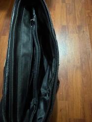 RECENTOR Gerçek Deri Evrak Çantası Recentor marka, tamamen gerçek deriden üretilmiş büyük boy evrak / doktor çantası. Sağlam üst taşıma kolu, metal kilit mekanizması ve geniş iç hacmiyle iş, evrak ve laptop taşımak için idealdir. Gerçek deri yüzeyi kaliteli, ağır ve dayanıklı bir yapı sunar. Temiz ve iyi durumdadır. Marka: Recentor Malzeme: %100 Gerçek Deri Renk: Siyah Model: Doktor çantası / evrak Anahtarı ve Askı kayışı yok