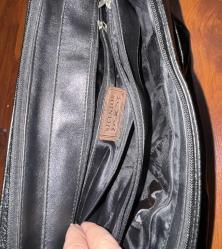 RECENTOR Gerçek Deri Evrak Çantası Recentor marka, tamamen gerçek deriden üretilmiş büyük boy evrak / doktor çantası. Sağlam üst taşıma kolu, metal kilit mekanizması ve geniş iç hacmiyle iş, evrak ve laptop taşımak için idealdir. Gerçek deri yüzeyi kaliteli, ağır ve dayanıklı bir yapı sunar. Temiz ve iyi durumdadır. Marka: Recentor Malzeme: %100 Gerçek Deri Renk: Siyah Model: Doktor çantası / evrak Anahtarı ve Askı kayışı yok