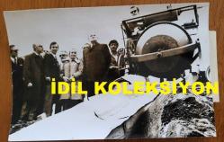 TÜRK HEKİM ve SİYASETÇİ, 1968-1973 İSTANBUL BELEDİYE BAŞKANI DOKTOR FAHRİ ATABEY'İN ORİJİNAL FOTOĞRAFI - 18 x 12 cm EBADINDA - DR. FAHRİ ATABEY, BÜYÜKDERE-TARABYA KAVŞAĞINDA KURULACAK OLAN İSTANBUL HAYVANAT BAHÇESİNİN TEMEL ATMA GÖRENİNDE BETON DÖKÜLMESİNİ TAKİP EDERKEN ÇEKİLMİŞ BİR KARE. 22 NİSAN 1972