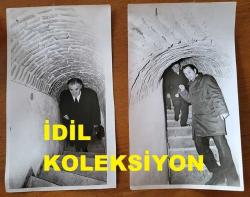 TÜRK HEKİM ve SİYASETÇİ, 1968-1973 İSTANBUL BELEDİYE BAŞKANI DOKTOR FAHRİ ATABEY'İN ORİJİNAL BÜYÜK BOY 2'Lİ FOTOĞRAF SETİ - 24 x 14 cm  EBADINDA - DR. FAHRİ ATABEY, ESKİ BİR YAPININ MERDİVENLERİNİ İNİP ÇIKARKEN ÇEKİLMİŞ 2 FARKLI KARE. (GÜNDÜZ SERDENGEÇTİ)