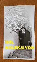TÜRK HEKİM ve SİYASETÇİ, 1968-1973 İSTANBUL BELEDİYE BAŞKANI DOKTOR FAHRİ ATABEY'İN ORİJİNAL BÜYÜK BOY 2'Lİ FOTOĞRAF SETİ - 24 x 14 cm  EBADINDA - DR. FAHRİ ATABEY, ESKİ BİR YAPININ MERDİVENLERİNİ İNİP ÇIKARKEN ÇEKİLMİŞ 2 FARKLI KARE. (GÜNDÜZ SERDENGEÇTİ)