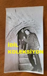 TÜRK HEKİM ve SİYASETÇİ, 1968-1973 İSTANBUL BELEDİYE BAŞKANI DOKTOR FAHRİ ATABEY'İN ORİJİNAL BÜYÜK BOY 2'Lİ FOTOĞRAF SETİ - 24 x 14 cm  EBADINDA - DR. FAHRİ ATABEY, ESKİ BİR YAPININ MERDİVENLERİNİ İNİP ÇIKARKEN ÇEKİLMİŞ 2 FARKLI KARE. (GÜNDÜZ SERDENGEÇTİ)