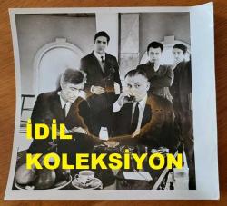 TÜRK HEKİM ve SİYASETÇİ, 1968-1973 İSTANBUL BELEDİYE BAŞKANI DOKTOR FAHRİ ATABEY'İN ORİJİNAL BÜYÜK BOY FOTOĞRAFI - 19 x 18 cm EBADINDA - DR. FAHRİ ATABEY, KONUĞUYLA BİRLİKTE ÇAY İÇERKEN ÇEKİLMİŞ BİR KARE (GÜNDÜZ SERDENGEÇTİ)