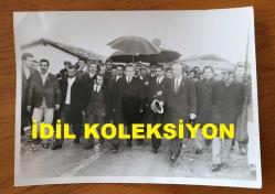 TÜRK HEKİM ve SİYASETÇİ, 1968-1973 İSTANBUL BELEDİYE BAŞKANI DOKTOR FAHRİ ATABEY'İN ORİJİNAL 4'LÜ FOTOĞRAF SETİ - 18 x 12 cm ve 13 x 5 cm EBADINDA - DR. FAHRİ ATABEY, BASINKÖY'DEKİ SANDIKTA OY KULLANMAYA GİDERKEN ÇEKİLMİŞ 4 FARKLI KARE. 14 EKİM 1973