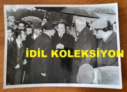 TÜRK HEKİM ve SİYASETÇİ, 1968-1973 İSTANBUL BELEDİYE BAŞKANI DOKTOR FAHRİ ATABEY'İN ORİJİNAL 4'LÜ FOTOĞRAF SETİ - 18 x 12 cm ve 13 x 5 cm EBADINDA - DR. FAHRİ ATABEY, BASINKÖY'DEKİ SANDIKTA OY KULLANMAYA GİDERKEN ÇEKİLMİŞ 4 FARKLI KARE. 14 EKİM 1973