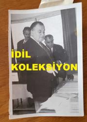 TÜRK HEKİM ve SİYASETÇİ, 1968-1973 İSTANBUL BELEDİYE BAŞKANI DOKTOR FAHRİ ATABEY'İN ORİJİNAL 4'LÜ FOTOĞRAF SETİ - 18 x 12 cm ve 13 x 5 cm EBADINDA - DR. FAHRİ ATABEY, BASINKÖY'DEKİ SANDIKTA OY KULLANMAYA GİDERKEN ÇEKİLMİŞ 4 FARKLI KARE. 14 EKİM 1973
