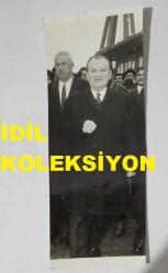 TÜRK HEKİM ve SİYASETÇİ, 1968-1973 İSTANBUL BELEDİYE BAŞKANI DOKTOR FAHRİ ATABEY'İN ORİJİNAL 4'LÜ FOTOĞRAF SETİ - 18 x 12 cm ve 13 x 5 cm EBADINDA - DR. FAHRİ ATABEY, BASINKÖY'DEKİ SANDIKTA OY KULLANMAYA GİDERKEN ÇEKİLMİŞ 4 FARKLI KARE. 14 EKİM 1973