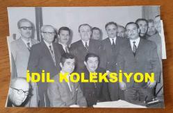 TÜRK HEKİM ve SİYASETÇİ, 1968-1973 İSTANBUL BELEDİYE BAŞKANI DOKTOR FAHRİ ATABEY'İN ORİJİNAL FOTOĞRAFI - 18 x 12 cm EBADINDA - DR. FAHRİ ATABEY, ZEYTİNBURNU MUHTARLARIYLA BİRLİKTE YAPTIĞI TOPLANTI SIRASINDA BAŞKAN YARDIMCILARINDAN ADNAN ÖZET, FEN İŞLERİ MÜDÜRÜ ERDEM YENER ve MECRALAR MÜDÜRÜ FARUK ÇETİZ'İN DE YER ALDIĞI KAREDE TOPLUCA HATIRA POZU VERİRKEN ÇEKİLMİŞ BİR KARE