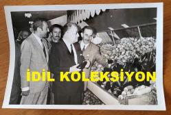 TÜRK HEKİM ve SİYASETÇİ, 1968-1973 İSTANBUL BELEDİYE BAŞKANI DOKTOR FAHRİ ATABEY'İN ORİJİNAL FOTOĞRAFI - 18 x 12 cm EBADINDA - DR. FAHRİ ATABEY, KASIMPAŞA PAZARINDA SEBZE ve MEYVE KONTROLÜ YAPARKEN ÇEKİLMİŞ BİR KARE