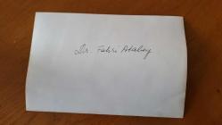 TÜRK HEKİM ve SİYASETÇİ, 1968-1973 İSTANBUL BELEDİYE BAŞKANI DOKTOR FAHRİ ATABEY'İN ORİJİNAL FOTOĞRAFI - 18 x 12 cm EBADINDA - DR. FAHRİ ATABEY, KASIMPAŞA PAZARINDA SEBZE ve MEYVE KONTROLÜ YAPARKEN ÇEKİLMİŞ BİR KARE