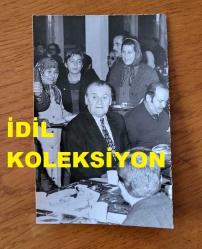 TÜRK HEKİM ve SİYASETÇİ, 1968-1973 İSTANBUL BELEDİYE BAŞKANI DOKTOR FAHRİ ATABEY'İN ORİJİNAL FOTOĞRAFI - 10 x 7 cm EBADINDA - DR. FAHRİ ATABEY, BİR ETKİNLİK SIRASINDA MASADA OTURURKEN ÇEKİLMİŞ BİR KARE. (BAYRAM DALAY)