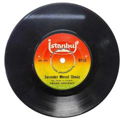 ORHAN GENCEBAY, BENİDE ALLAH YARATTI -SEVENLER MESUT OLMAZ,NADİR 45 DEVİRLİ PLAK 10/8 KONDİSYONDA