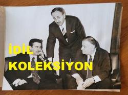 TÜRK HEKİM ve SİYASETÇİ, 1968-1973 İSTANBUL BELEDİYE BAŞKANI DOKTOR FAHRİ ATABEY'İN ORİJİNAL FOTOĞRAFI - 12 x 9 cm EBADINDA - DR. FAHRİ ATABEY, A.P.'NİN İSTANBUL YENİ İL BAŞKANI NUMAN UZUN'U ZİYARET ETTİĞİ SIRADA ÇEKİLMİŞ BİR KARE