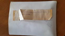 TÜRK HEKİM ve SİYASETÇİ, 1968-1973 İSTANBUL BELEDİYE BAŞKANI DOKTOR FAHRİ ATABEY'İN BÜYÜK BOY ORİJİNAL FOTOĞRAFI - 24 x 18 cm EBADINDA - DR. FAHRİ ATABEY, KENDİSİNİ ZİYARETE GELEN TÜRK MİLLİ TALEBE BİRLİĞİ (MTTB) ÜYESİ GENÇLERDEN TÜRK BAYRAĞI ALIRKEN ÇEKİLMİŞ BİR KARE