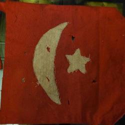 ESKİLERDEN BAYRAK. ZAMANA BAĞLI DELİKLER VAR.