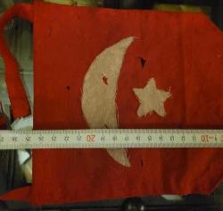 ESKİLERDEN BAYRAK. ZAMANA BAĞLI DELİKLER VAR.