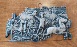 Antika, Kabartma Heykel Rölyefi. Truva Savaşı'ndan Bir Sahneyi Tasvir Ediyor. Karakterler: Aşil ve Hektor, (Aşilin Hector'a Karşı Kazandığı Zafer Temalı) Truva/Troia Savaşı'ndaki Rolleriyle Bilinen Yunan Mitolojisinin Önemli Figürleridir. Reçine Döküm Olup, El Yapımı ve (Eskitme) Boyamasıdır. 1982 / Nadir. Dekoratif Bir Duvar Panosu Olarak Kullanılabilir. Made in Türkiye (20x10,5 cm)