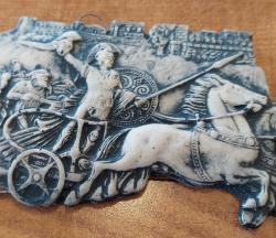 Antika, Kabartma Heykel Rölyefi. Truva Savaşı'ndan Bir Sahneyi Tasvir Ediyor. Karakterler: Aşil ve Hektor, (Aşilin Hector'a Karşı Kazandığı Zafer Temalı) Truva/Troia Savaşı'ndaki Rolleriyle Bilinen Yunan Mitolojisinin Önemli Figürleridir. Reçine Döküm Olup, El Yapımı ve (Eskitme) Boyamasıdır. 1982 / Nadir. Dekoratif Bir Duvar Panosu Olarak Kullanılabilir. Made in Türkiye (20x10,5 cm)